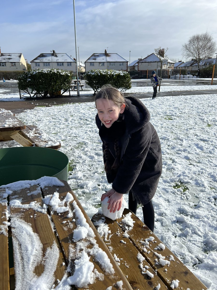 Guess who was the prime target in the biggest snowball fight this morning? … ❄️🤣Mr Leach!❄️🥶🤣 #flomellyenrichment #flomellymentalhealth