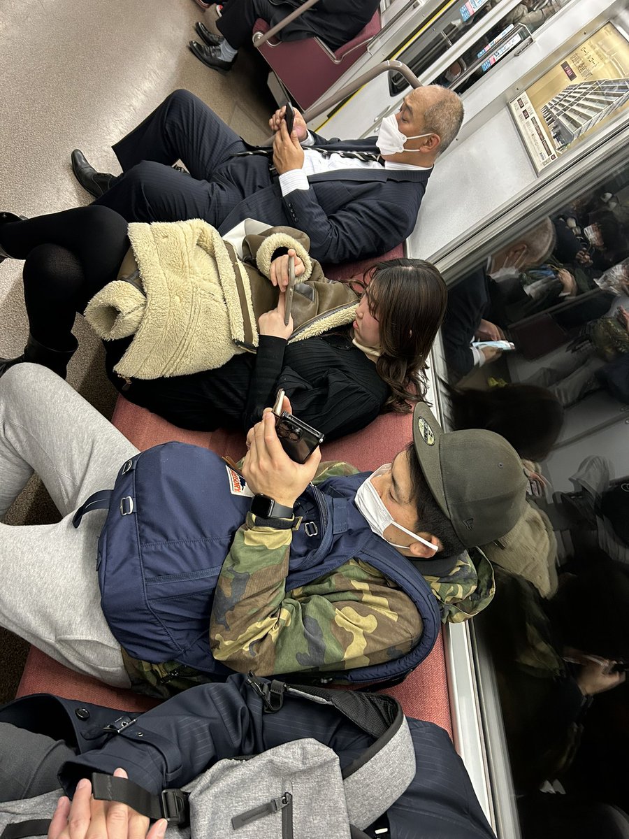 ReviC12D's tweet photo. 舐めた座り方をする人。立っている人がいても平気で、荷物で場所を取る💢
#近鉄　#これってどうよ https://t.co/W720vUQthg