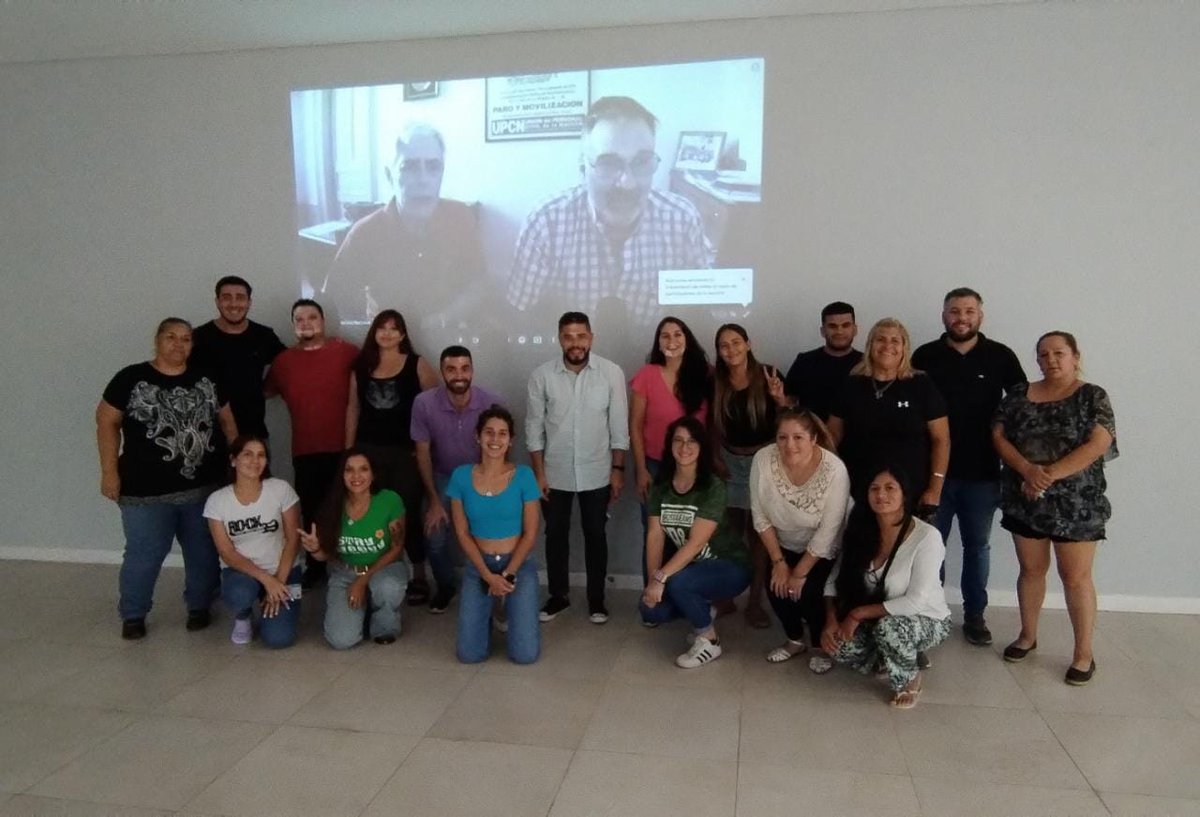 SeccUPCNSL's tweet photo. 🤓Con la presencia de nuestro Sec. Gral. Claudio "Chapa" Suárez y nuestra Sec. Adjunta @RomiCastillo84 llevamos adelante la capacitación en #CYMAT para delegados y delegadas de San Luis Capital, Justo Daract y Villa Mercedes. 

#Capacitación  #SecretaríaCYMAT 

@chapasanluis https://t.co/fmZJGMCZvm