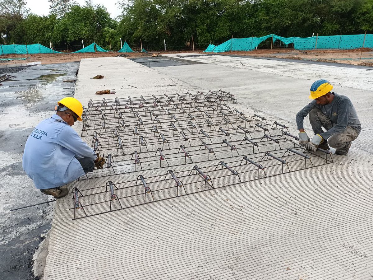 SETPCValledupar's tweet photo. En SIVA avanzamos en la construcción de la #TerminalSur, como obra de gran impacto social en el sector de la comuna tres.
Esta contará con zonas de bienestar para conductores, mantenimiento, lavado, EDS, almacén, oficinas, entre otros. Permitirá albergar cerca de 140 buses. https://t.co/wJpUU46Lax