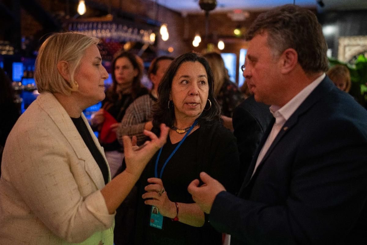 TACCI üyeleri KAGİDER heyetiyle New York'ta bir araya geldi.
Turkuaz Restoran'da gerçekleştirilen etkinlikte, farklı iş sektörlerinden 30'a yakın kadın girişimciden oluşan KAGİDER heyeti, TACCI üyeleriyle bilgi alışverişi ve muhtemel iş fırsatlarını değerlendirme imkanı buldu.