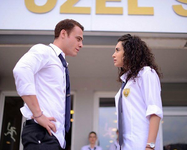 moodbursinvond's tweet photo. El chico Rebelde 😎🤘el típico roba suspiros del instituto, detrás de su faceta de chico malo esconde su dolor y su soledad 

#KeremSayer
#GüneşiBeklerken #KeremBürsin https://t.co/yxERT7bNxH