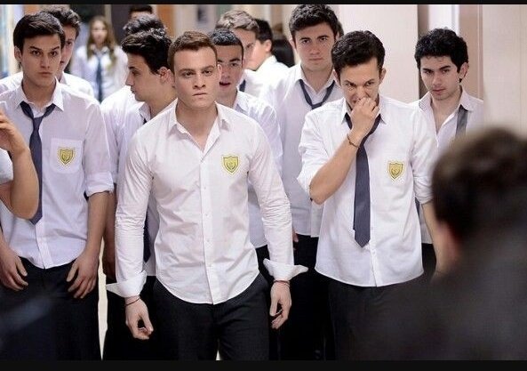 moodbursinvond's tweet photo. El chico Rebelde 😎🤘el típico roba suspiros del instituto, detrás de su faceta de chico malo esconde su dolor y su soledad 

#KeremSayer
#GüneşiBeklerken #KeremBürsin https://t.co/yxERT7bNxH