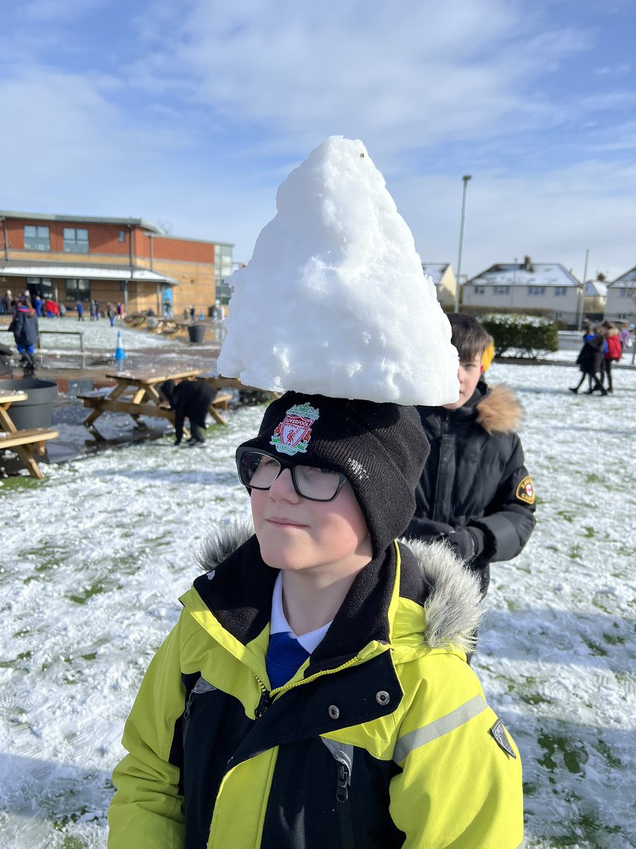 Snow angels, snow ball fights & an iceberg Hat! Our children thoroughly enjoyed playing in the snow this morning! 😊⛄️Thanks to Mr Leach and all of the staff who joined in with the fun!❄️🥶 #flomellyenrichment #flomellymentalhealth