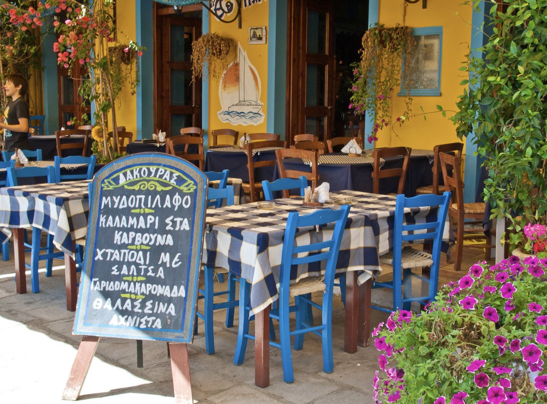 It’s #foodiefriday and time for lunch in #katakalon #greece. Speak #greek?  Tell me what’s on the menu.

#katakalongreece #discovergreece #visitgreece #greecetravel #greecetrip #ilovegreece #travelwritersuniversity #IFWTWA @IFWTWA1 #trip101com #travelphotographer #phototravel