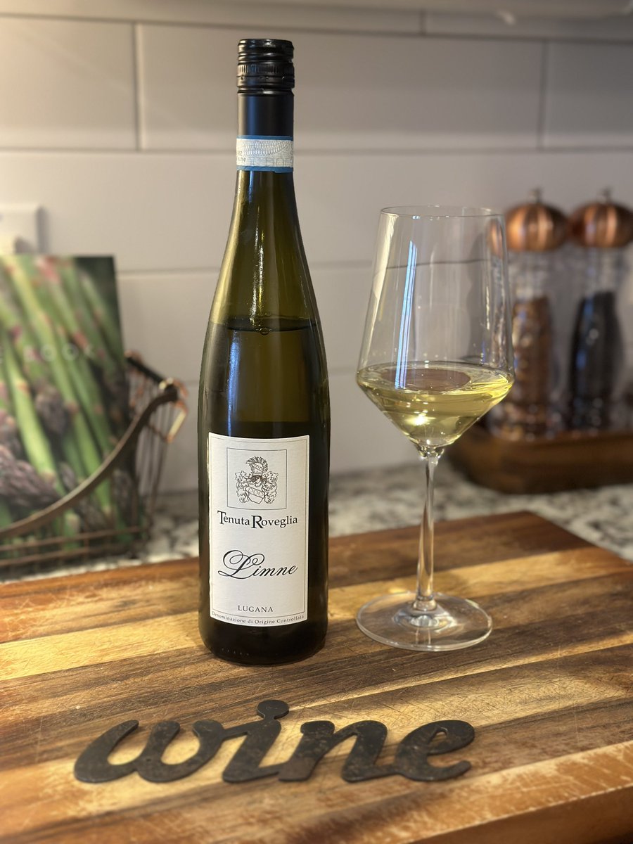 mcsommgrl's tweet photo. When the brilliance of Italian whites goes SO far past the behemoth of Pinot Grigio, it’s called Turbiana and comes from the (maybe soon to be extinct) area of the Lugana DOC. 🇮🇹 

Supple. Floral. Tender. Elegant. 

#IAmItalian #SoSayethMyPalate https://t.co/bM8BwSIzWk
