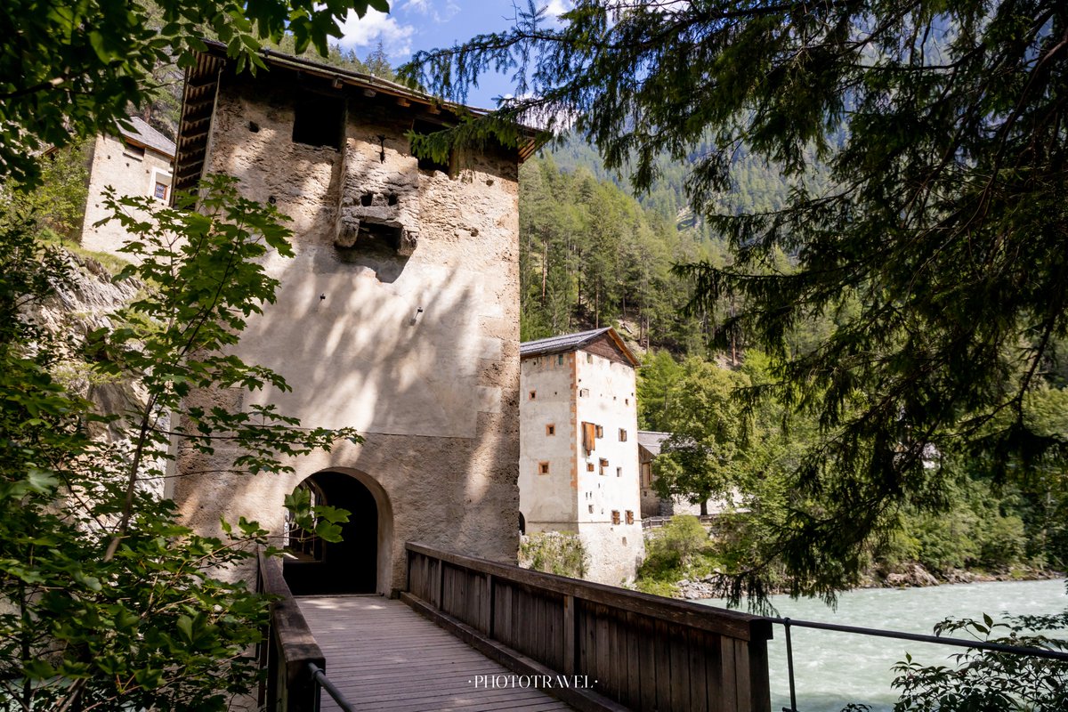 arraviatta's tweet photo. Poniéndome al día con las fotos de los viajes. Le toca el turno a #Austria. Fuimos a #Altfinstermunz  a conocer este castillo nacido de una cueva en la Edad Media Oscura, rodeado de naturaleza al borde del desfiladero. Para llegar, hay que pisar suelo suizo hasta cruzar el río. https://t.co/vfB7XKFrUy