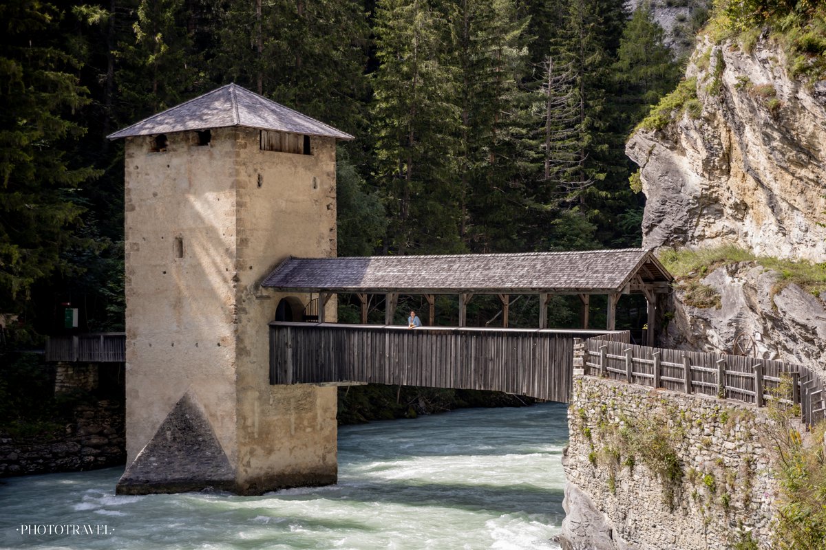 arraviatta's tweet photo. Poniéndome al día con las fotos de los viajes. Le toca el turno a #Austria. Fuimos a #Altfinstermunz  a conocer este castillo nacido de una cueva en la Edad Media Oscura, rodeado de naturaleza al borde del desfiladero. Para llegar, hay que pisar suelo suizo hasta cruzar el río. https://t.co/vfB7XKFrUy