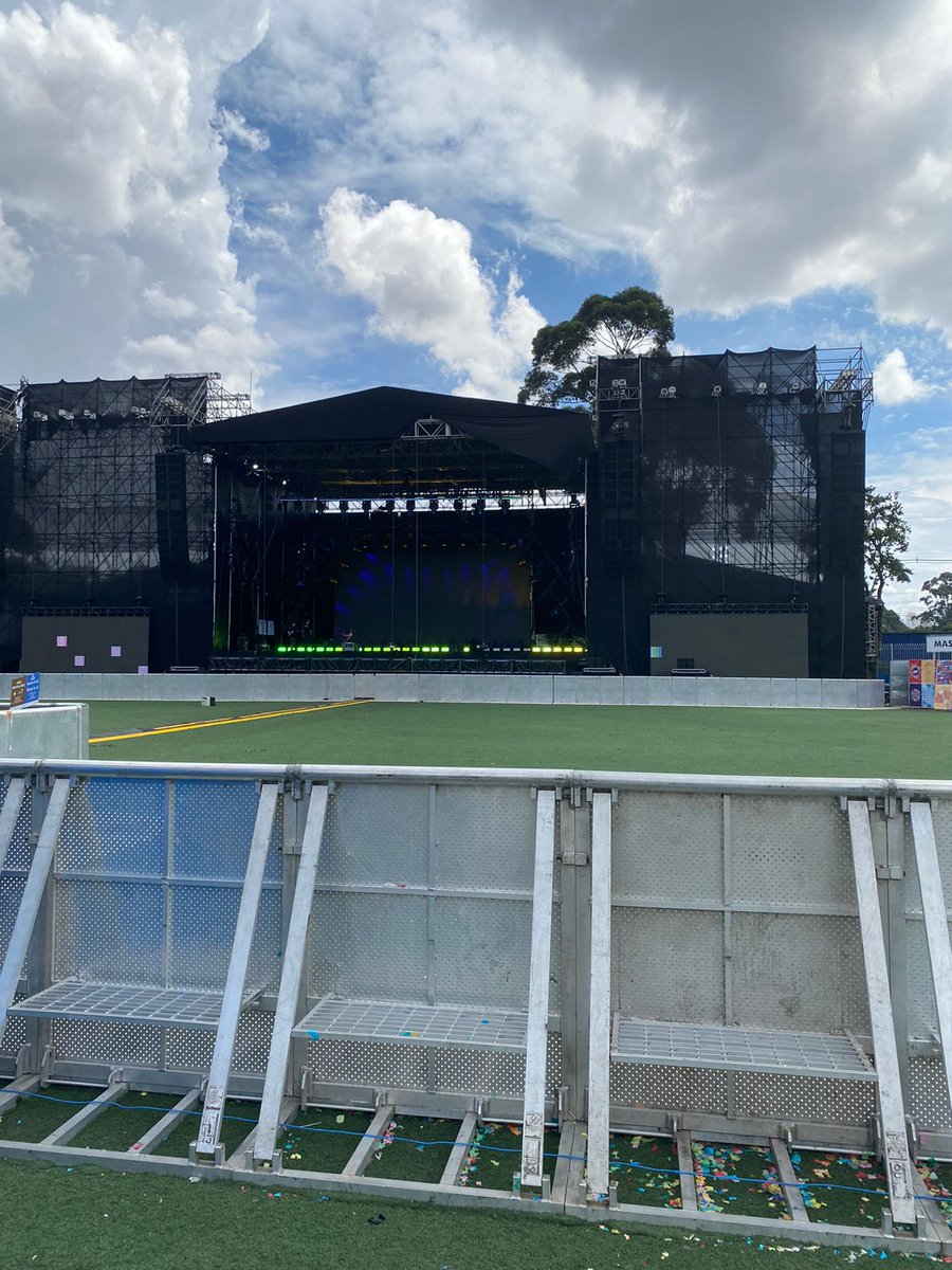 paramorebrasil's tweet photo. Imagens do palco do Paramore em São Paulo, já com a divisão das pistas comum e premium! ⚡️

Os telões ainda serão levantados. https://t.co/LLBAGvT2FI