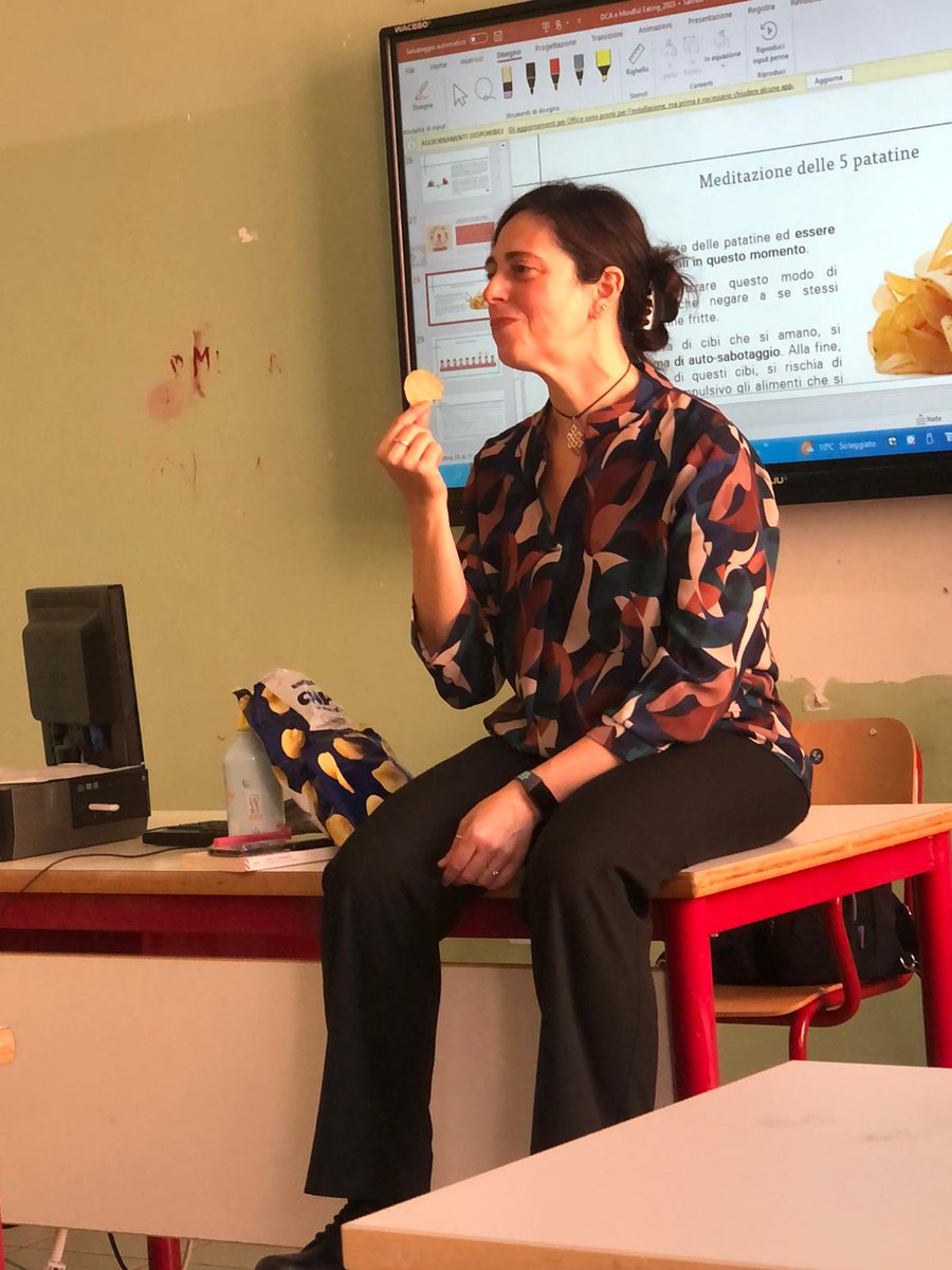 DottssaBalocco's tweet photo. Il potere della scelta, sia in campo alimentare che nella vita in generale, è il fondamento della nostra essenza di esseri umani.
Continuiamo ad alimentarlo!

#alimentazioneconsapevole #emozioni #mindfulness #marinellabaloccopsicologaepsicoterapeuta #sceltaconsapevole #DCA https://t.co/uMIDtwMqZL
