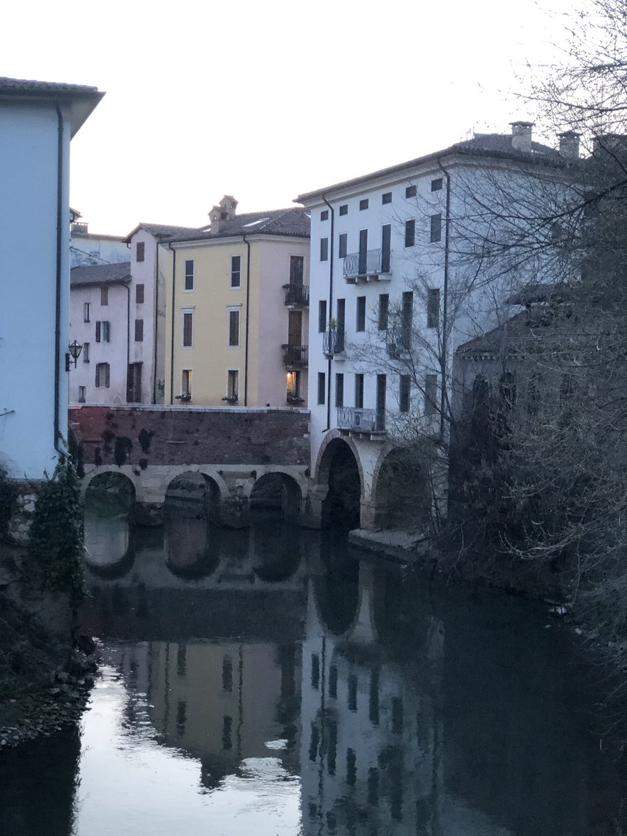 E si fa sera .
Ponte delle Barche , il più antico della città di Vicenza .