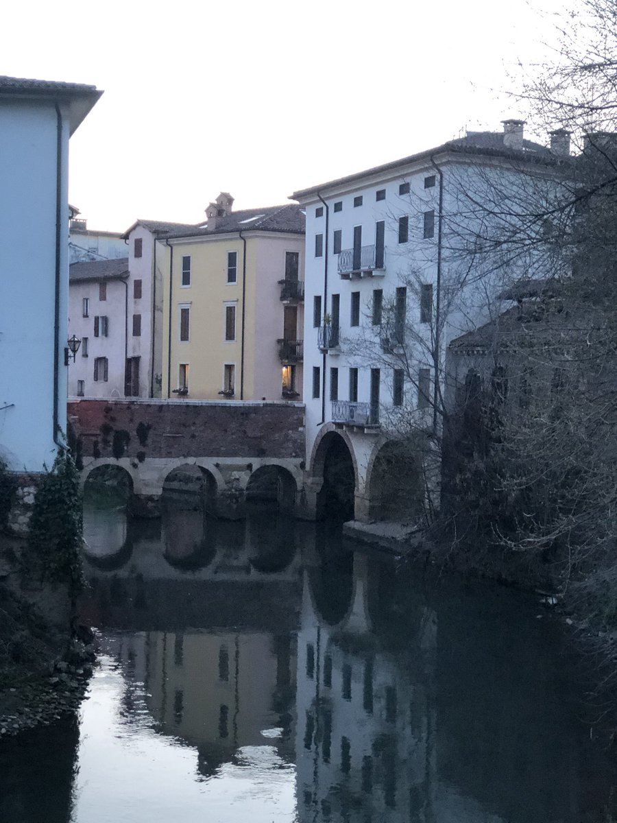 E si fa sera . Ponte delle Barche , il più antico della città di Vicenza .