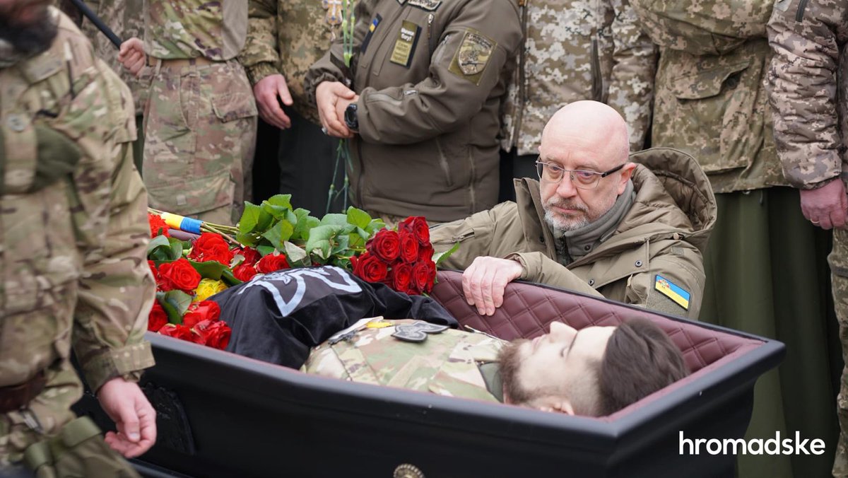DefenceU's tweet photo. Today 🇺🇦 Hero Jr. Lt. Dmytro “DaVinci” Kotsyubailo, killed in a battle near Bakhmut, was given his final honors.
Thousands attended his farewell ceremony, including @ZelenskyyUa @MarinSanna @oleksiireznikov @CinC_AFU
Sincere condolences to his family and fiancee @Mykhailova_A https://t.co/FVXxpz05x3