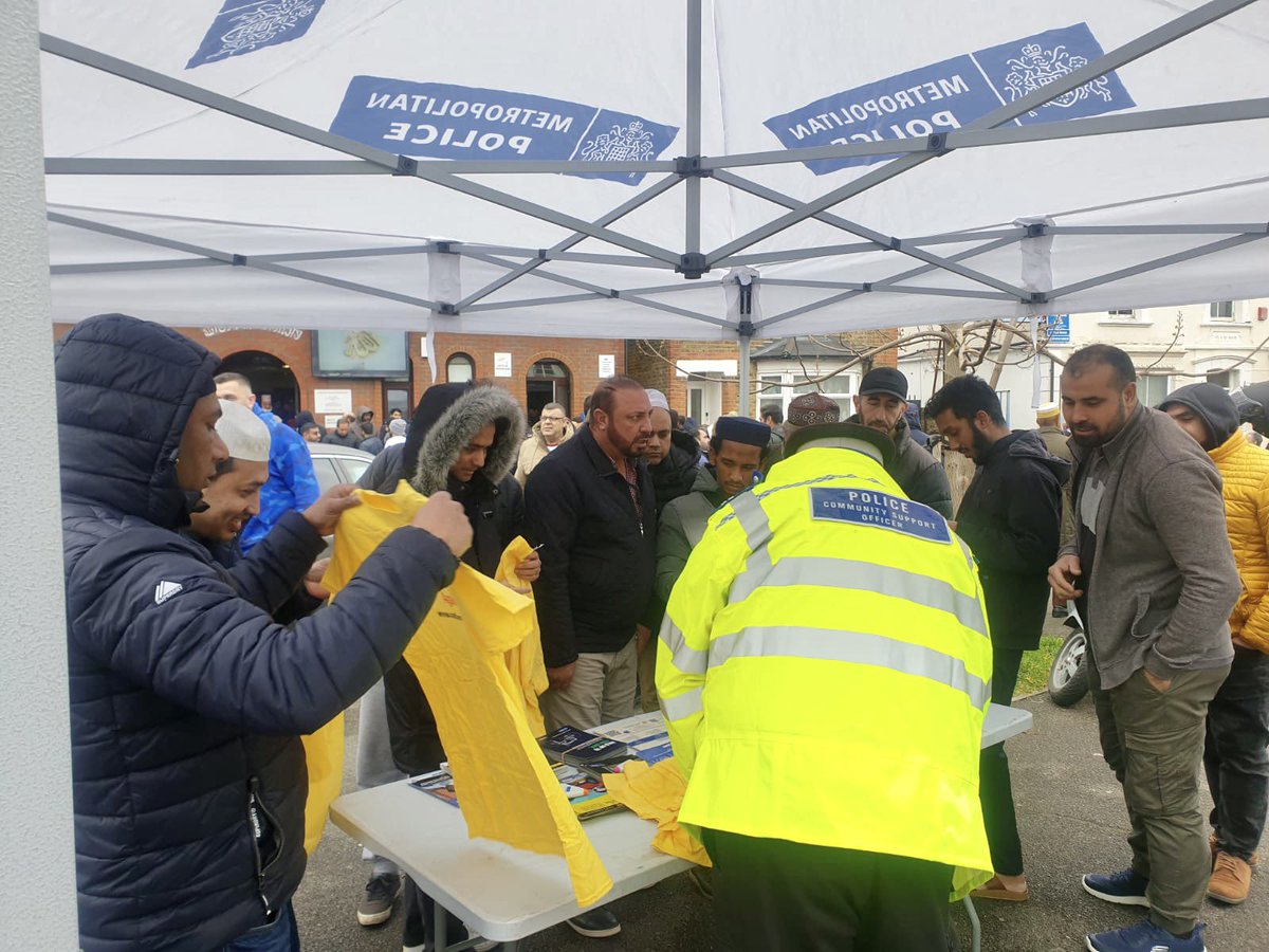 MPSCanbury's tweet image. ✨Crime Prevention Stall✨
Team Canbury Gardens had a very positive response today at our Kingston Mosque 🕌 Hate Crime Prevention Stall with the kind support of SW Outreach team
#localpolice #saferneighbourhoods