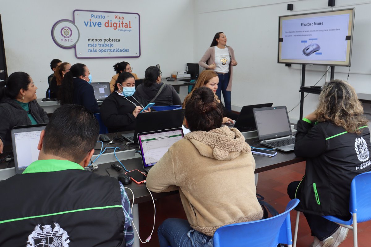 FusagasugaTIC's tweet photo. #Capacitaciones | 🙋‍♂️ Así avanza nuestra capacitación en Informática Básica, donde funcionarios de la Administración Municipal adquieren conocimientos en ofimática y herramientas de computación. 👌👨‍💻

#FusagasugáViveEnTic
#ConLaFuerzaDeLaGente https://t.co/VMnIEwB0ST