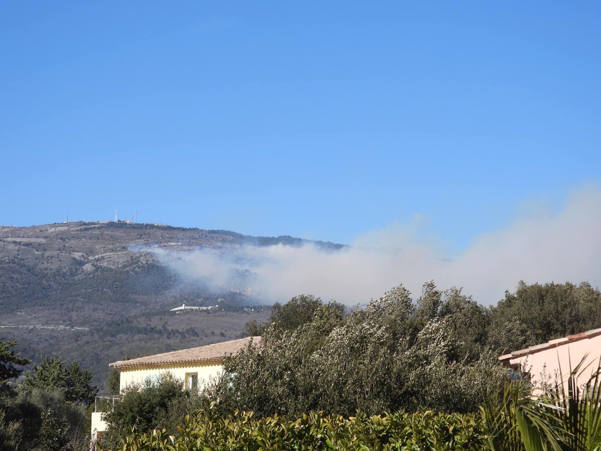 MeteoCotedAzur's tweet photo. 🔥🔴 #InfoIncendie : Voici le feu sur les hauteurs de #Grasse(06). L’incendie est situé au niveau de la maison d’arrêt de #Grasse, à la limite de #SaintVallierdeThiey, dans la zone de la #Malle. Huit engins et 21 sapeurs pompiers sont actuellement sur place.

📲 @Pacificsun2 https://t.co/XtuZirrP12