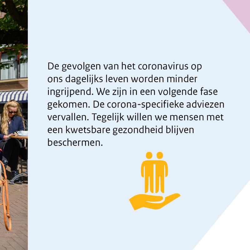 MinVWS's tweet photo. De gevolgen van het coronavirus op ons dagelijks leven worden minder ingrijpend. Daarom vervallen de corona-specifieke adviezen per 10 maart 2023. Tegelijk willen we mensen met een kwetsbare gezondheid blijven beschermen. De algemene adviezen bij luchtwegvirussen, helpen daarbij.