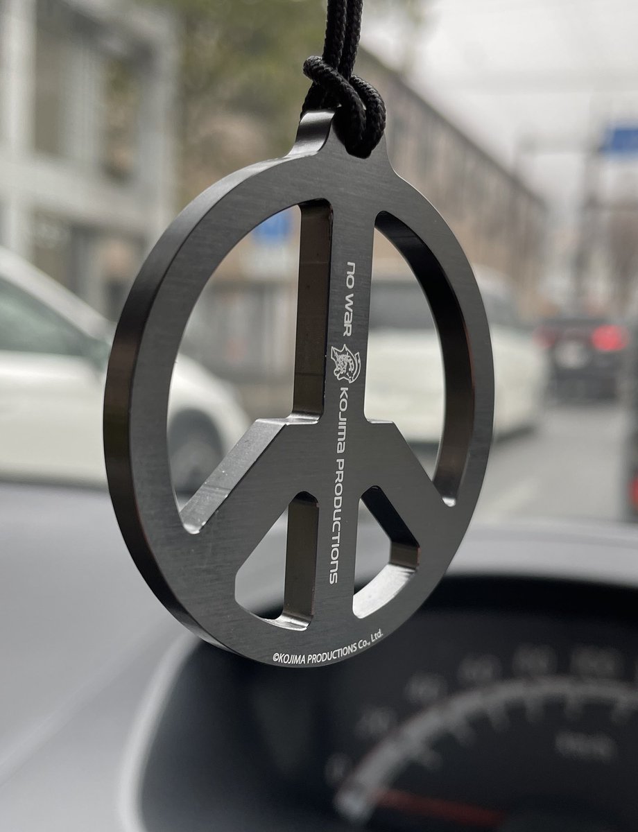 yukky3606's tweet photo. 買ったはいいが、どこにつけようか迷っていたコジプロのチャリティーアクセサリー。車のルームミラーにつけた🚘せっかくなので、シェア📸Say.Peace✌️#nowar #kojimaproductions #peace #saypeace #デスストでつながれ #デスストランディング #deathstranding https://t.co/FfRVOJGtuZ