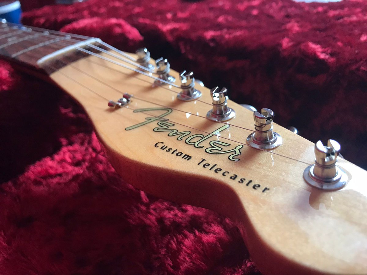 victormusique's tweet photo. // VOL GUITARE // 

Merci de partager un max. https://t.co/X0efXxSrfL