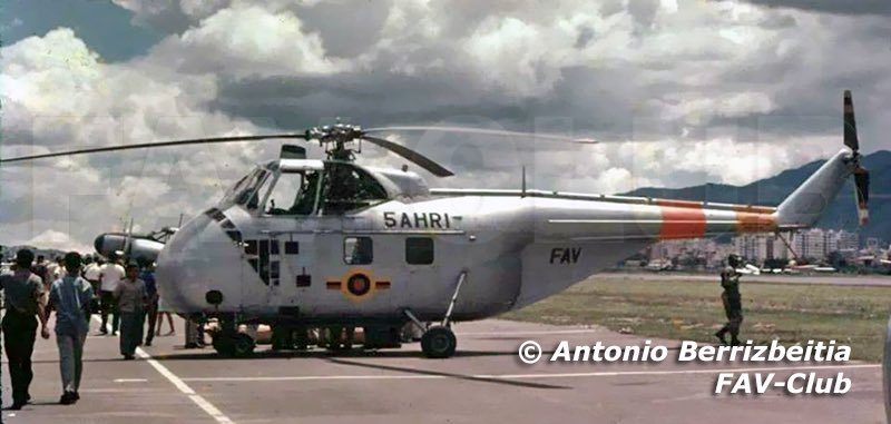FAV_CLUB's tweet photo. #Historia | Sikorsky UH-19B (H-19B) del Escuadrón de Reconocimiento y Enlace R-1 de la Fuerza Aérea Venezolana, año 1964

Foto: Antonio Berrizbeitia 

#aviacionmilitar #fuerzaaereavenezolana #sikorskyuh19b #venezuela #favclub https://t.co/20lk6ogiEO