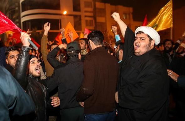 darushmemar's tweet photo. این تصویر را در خاطر دارید؟ 
این تصویر روزی است که حامیان تندرو علی خامنه ای با اشاره و تایید امثال علم الهدی به سفارت عربستان در تهران حمله کردند و روابط دو کشور قطع شد. حالا همان جریان و حامیانش از برقراری مجدد رابطه با عربستان ذوق مرگ شده اند.
#مهسا_امینی https://t.co/szzY6WEvh0