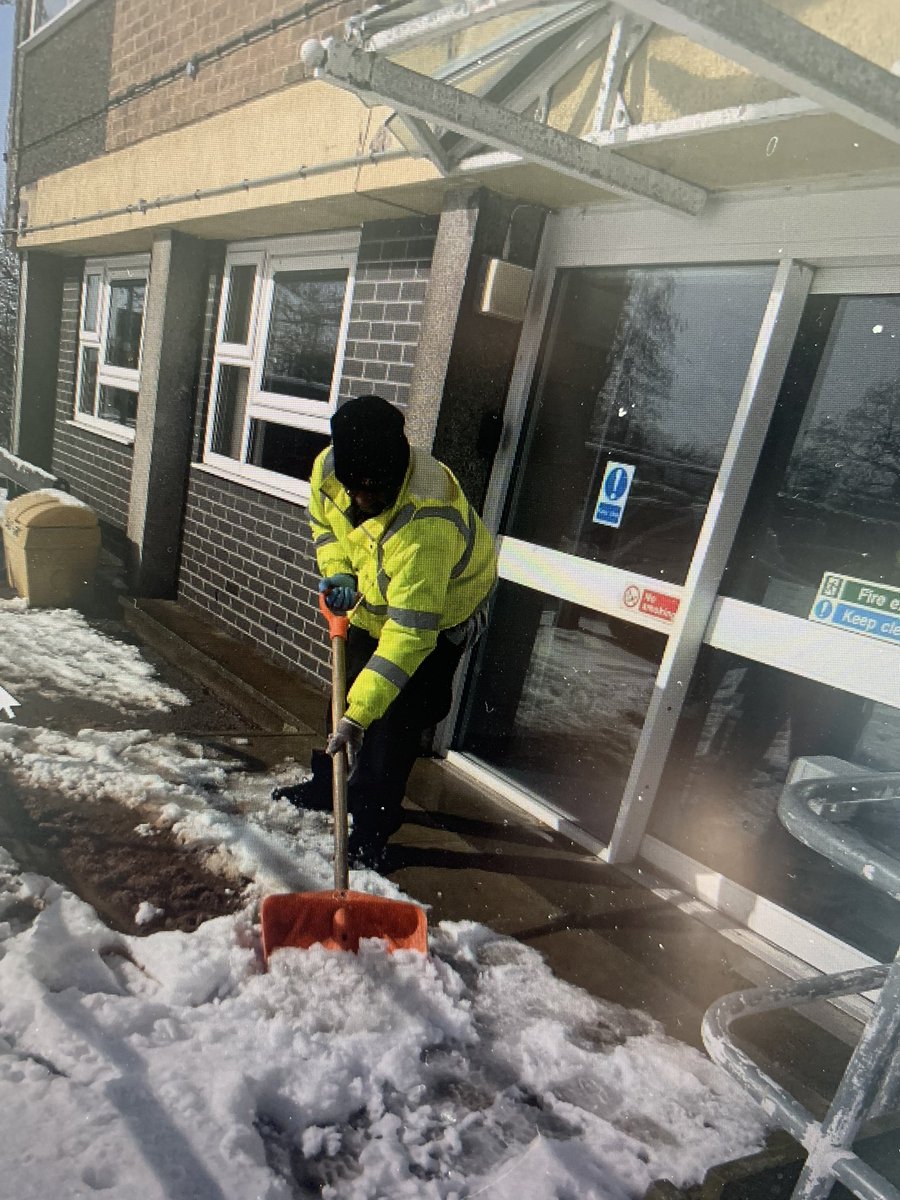 jacko_7777's tweet photo. @LCC_Cleaning @CelPresto @LCC_CELServices teams always pull out the stops in a crisis to keep the city running delivers meals, clearing snow around flats vital fire safety checks  and so much more bit of snow won’t stop us… big thanks to the teams 👏👏👏 https://t.co/XdsAVmSXmY