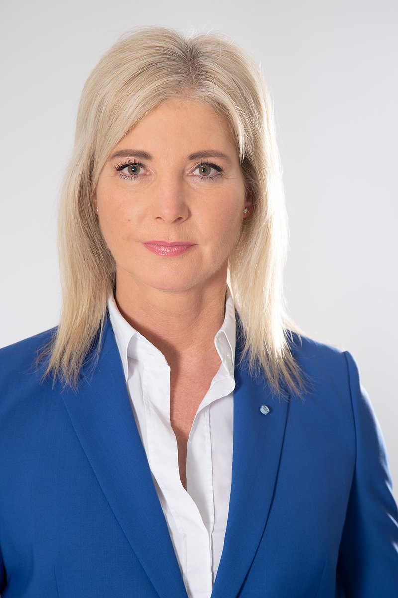 BayStMAS's tweet photo. 1 Jahr Ukraine-Hilfetelefon in Bayern! 🇺🇦 #Bayern|s Sozialministerin @ulischarf: „Hilfe, die ankommt! Unsere Ukraine-Hotline unterstützte bereits rund 27.000 Menschen – schnell, unbürokratisch und in ihrer Muttersprache.“ 
➡️ https://t.co/53AXjkf5vi https://t.co/OVgtMunh6G
