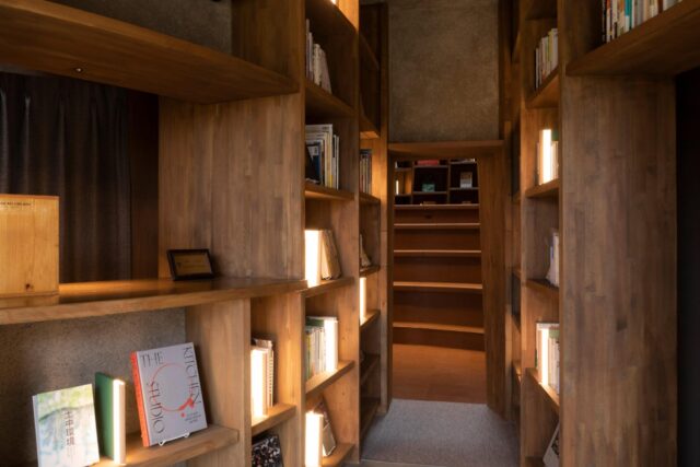 ElliottBlackwe3's tweet photo. Look at this glorious underground library in Kurkku Fields (Kisarazu, Japan). This looks like a Hobbit's dream. https://t.co/aw9DR76TDl