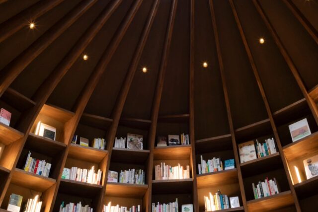 ElliottBlackwe3's tweet photo. Look at this glorious underground library in Kurkku Fields (Kisarazu, Japan). This looks like a Hobbit's dream. https://t.co/aw9DR76TDl