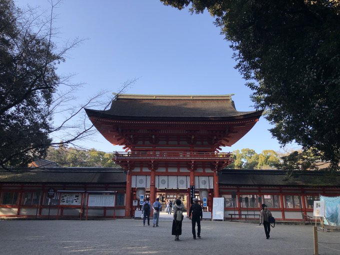 有頂天家族の聖地を巡ってきた門の前で腹鼓を鳴らしました 