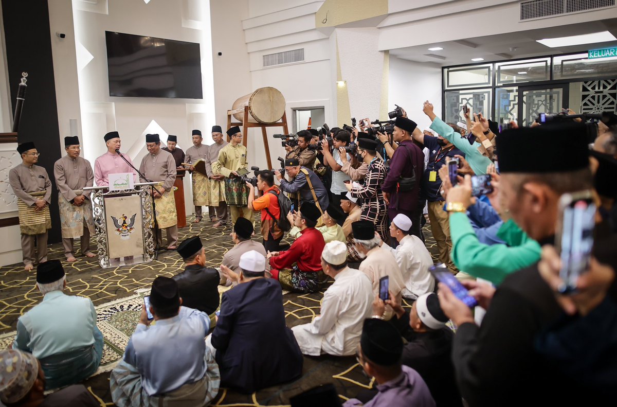 Alhamdulillah malam ini saya merasmikan bangunan baharu Masjid Ikhwanul Islam Taman Sukma yang mampu menampung 3,000 jemaah. Ia menggunakan konsep pencahayaan semula jadi, dgn kubah menyerupai Kubah Masjid Nabawi, hiasan dalaman kontemporari &amp; fasiliti moden.