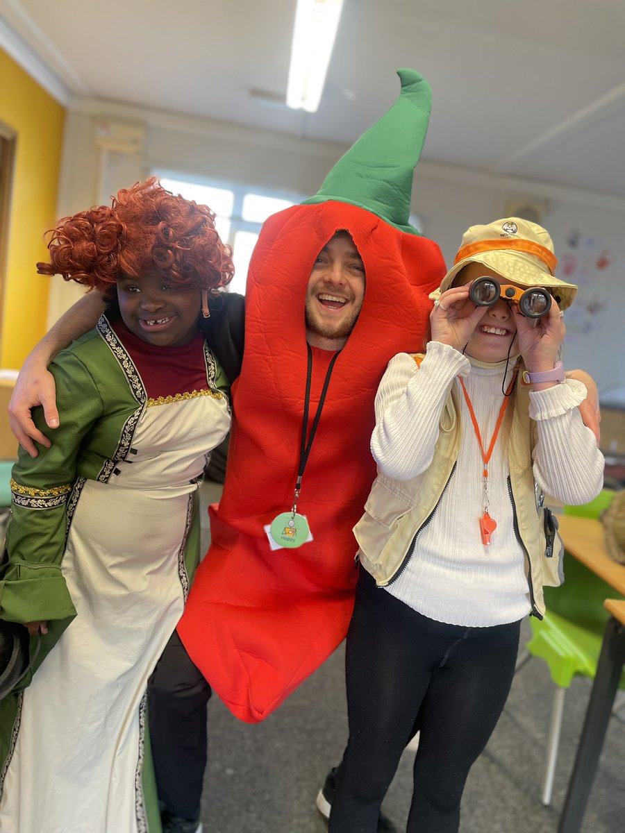 WoodMaple2's tweet photo. World book day @Woodcedarclass 📚 @WoodlandsHS 🦉 

#HocusPocus #CookBook #Explorer https://t.co/r9Sc9ppape