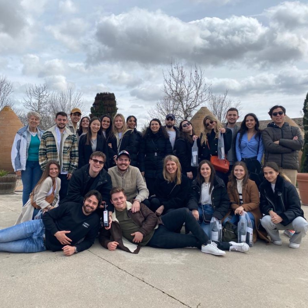 vatelmadrid's tweet photo. La clase de MBA estuvo en las Bodegas de #FincaLoranque en la localidad de Vargas, Toledo, lugar donde se realizó la grabación de la serie más importante de la historia de la televisión, “Cuéntame cómo pasó”. https://t.co/lFgY4SZ9tn