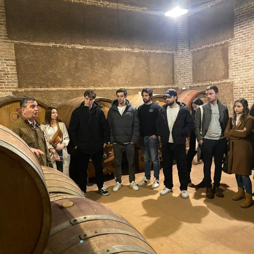 vatelmadrid's tweet photo. La clase de MBA estuvo en las Bodegas de #FincaLoranque en la localidad de Vargas, Toledo, lugar donde se realizó la grabación de la serie más importante de la historia de la televisión, “Cuéntame cómo pasó”. https://t.co/lFgY4SZ9tn