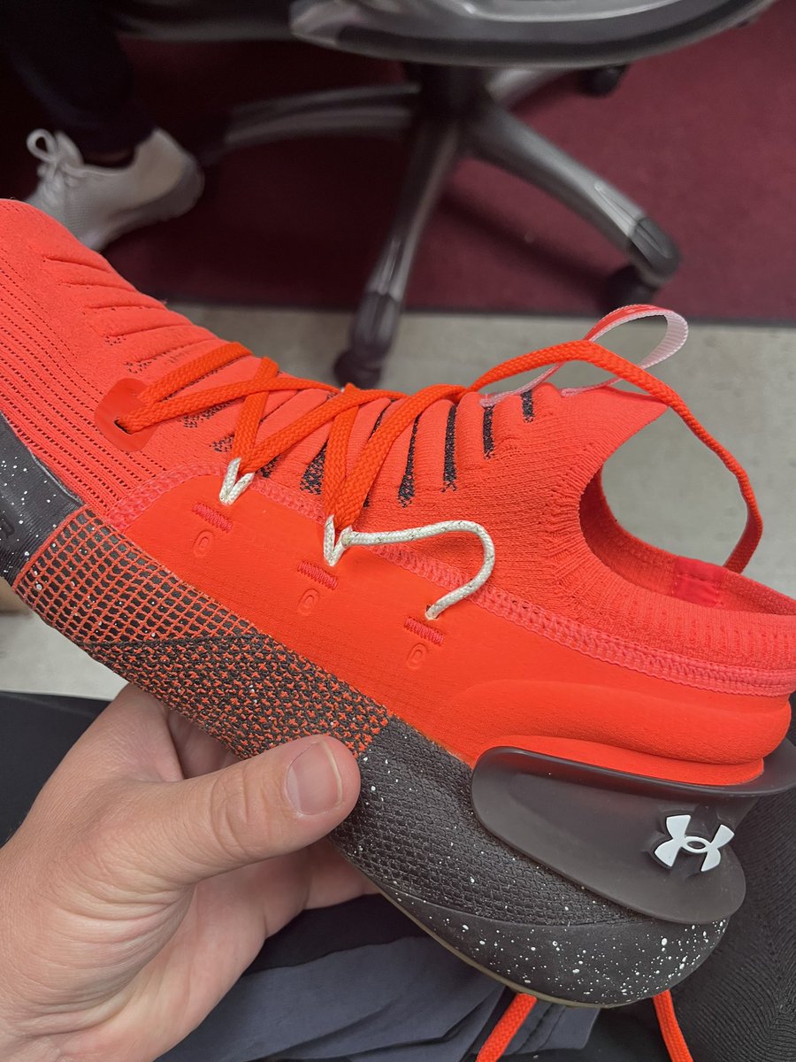MichaelHair's tweet photo. @AskTeamUA I’ve had these shoes for just a couple weeks, worn less than 10 times casually to the office. Is there anything I can do to fix this? It just popped out while I was trying to tie them. https://t.co/kFO3PGGSWP