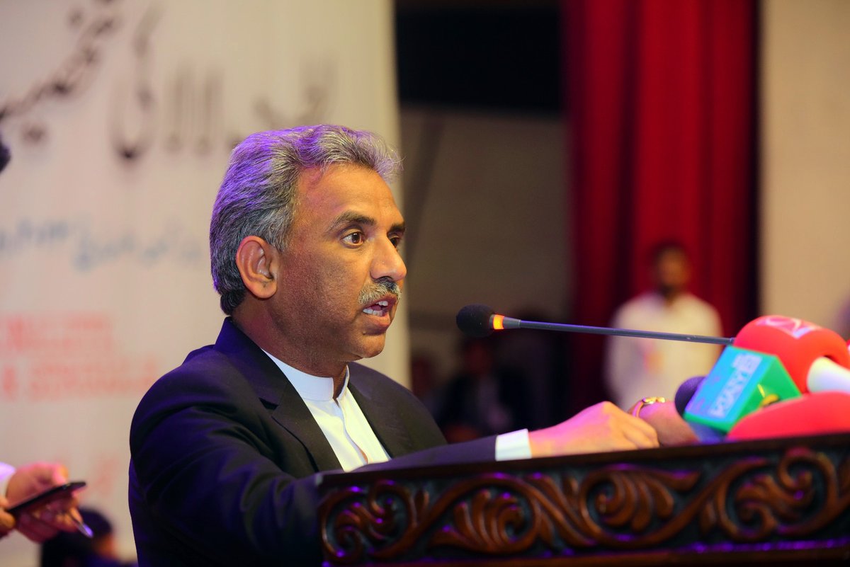 ANPMarkaz's tweet photo. لطیف لالا یادگار ٹولنہ کی جانب سے نامور قانون دان اور سپریم کورٹ بار ایسوسی ایشن کے سابق صدر عبدالطیف آفریدی (مرحوم) کی یاد میں تعزیتی ریفرنس۔صدر پشاور ہائیکورٹ بار ایسوسی ایشن اور ملگری وکیلان کے نامزد صدارتی امیدوار  2023-24 رحمان اللہ خان ایڈوکیٹ خطاب کررہے ہیں۔ https://t.co/gJ4eqL4c0C