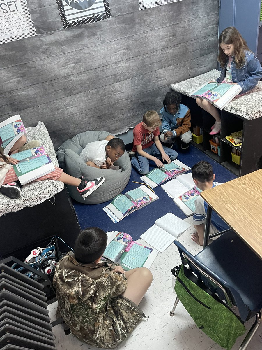 NicolePierro6's tweet photo. Reading and acting out a play! They had to create their own props for their groups scene. #WES #readerstheatre https://t.co/Yv0AEFkRIA
