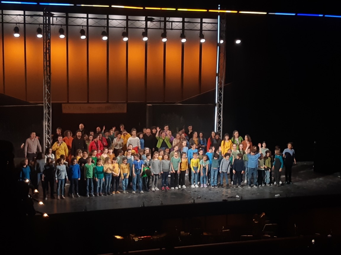 Le climat change, pourquoi pas vous? Création de #Climat commande <a href="/OONMLR/">Opéra Orchestre national Montpellier Occitanie</a> pour les 30 ans d'Opéra Junior. Musique/Musical de R. Hepplewhite sur un émouvant livret d' <a href="/HelenEastman/">Dr Helen Eastman</a>.
Bravo à tte l'équipe, la jeunesse, m.s vive, décors &amp; costumes éco-conçus... Merci <a href="/vchevalier/">Valerie Chevalier</a> 👏