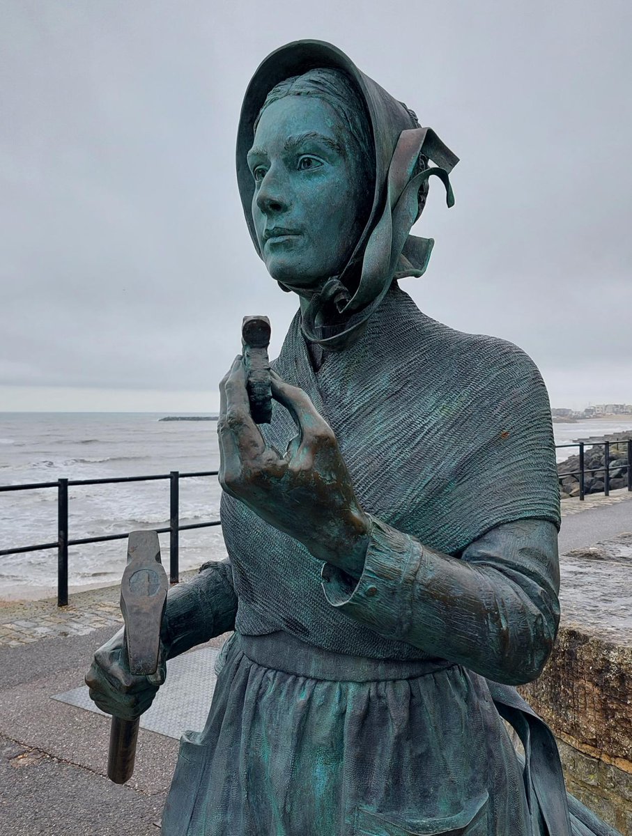 Jurassic_Penny's tweet photo. The @jurassicfibre team was in Lyme Regis on #InternationalWomensDay - home of the pioneering palaeontologist Mary Anning (1799-1847).

We can all be inspired by Mary's tenacity, resilience and courage. 

This fabulous new statue is the result of the @MaryAnningRocks campaign. https://t.co/rGGzmqzZdF