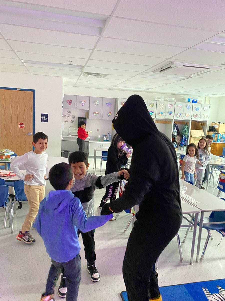 EliasEduc8es's tweet photo. St math madness is underway and guess who showed up at @WashMillES because our mathematicians rock…..JIJI!  @MathematicsFcps https://t.co/w4t3AY46bK