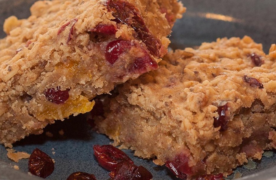 Looking for something new to try this weekend? These Apricot Coconut Bars have almost 4 grams of fibre per serving. They are perfect for your next potluck or party. Share your favourite nutritious desserts this #NutritionMonth. #FindADietitian