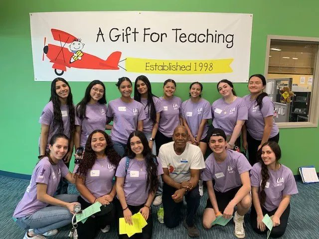 agift4teaching's tweet photo. A special thank you to the @OCPS_FreedomHS Latinos in Action Leadership Organization student volunteers who dedicated their Saturday morning volunteering.
Visit our volunteer page for ways to get involved: https://t.co/735WYkEnCt ❤️
#AGiftForTeaching #FreedomPatriots #Volunteer https://t.co/gUnV3LdDmG