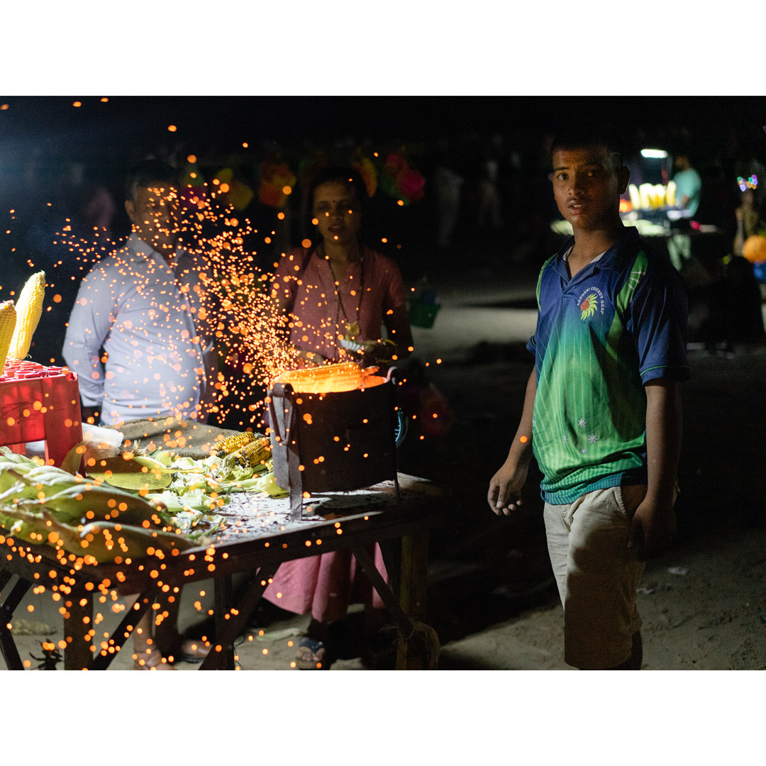 frenchstreeter's tweet photo. Juhu Beach is a popular tourist destination in Mumbai, India, and is particularly famous for its vibrant nightlife. Nights at Juhu Beach are bustling with activity, and the atmosphere is lively and energetic.
#streetphotography #nftphotography #nft #streetphoto #photography https://t.co/tj1ivP8uMA