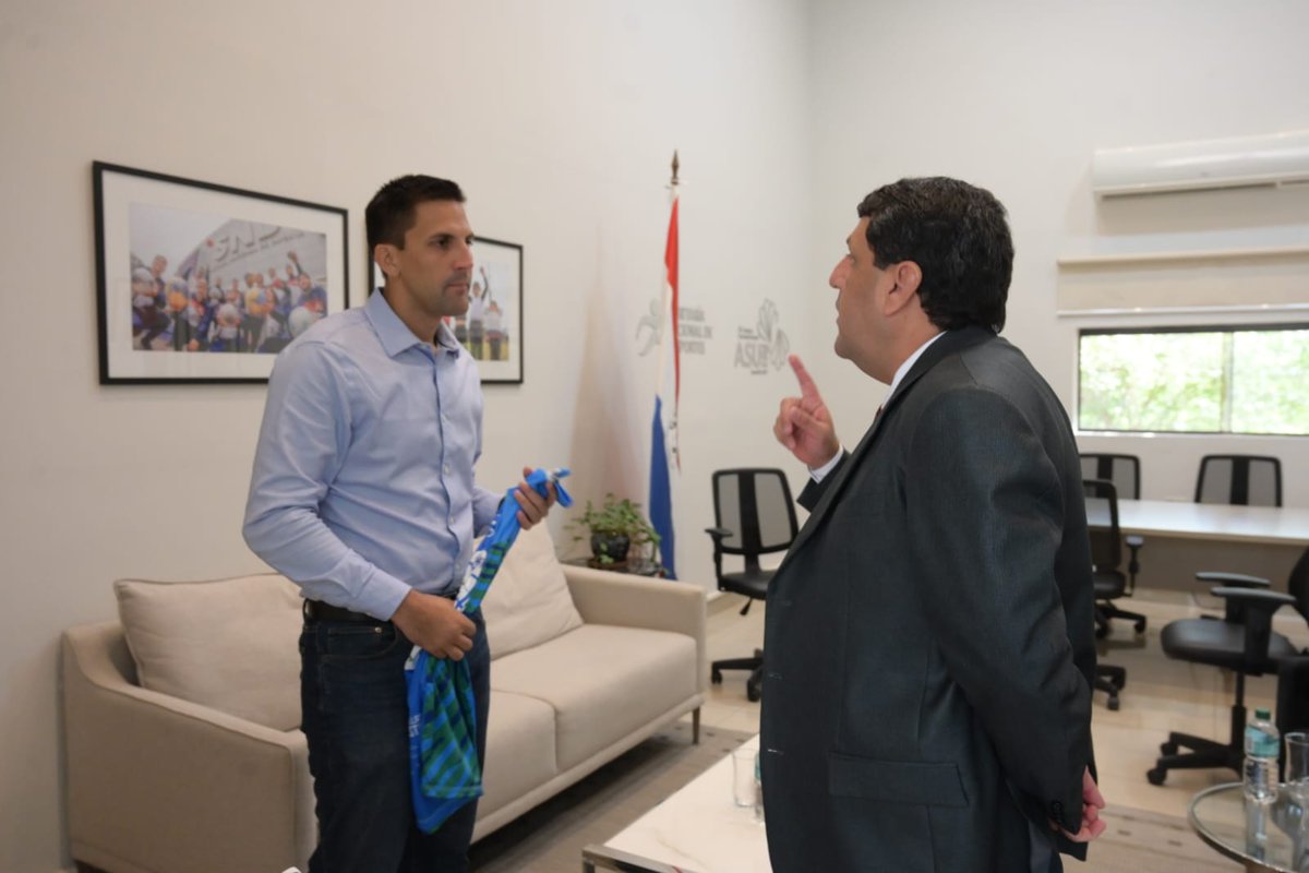 sndpy's tweet photo. Listos para la Correcaminata “Dejando Huellas de Consumo Sostenible”💪🏻😎

El Ministro @DiegoGaleanoH recibió su #KitOficial para la correcaminata del domingo 12 de marzo en @NuGuasu🤩🇵🇾

El kit fue entregado por el Ministro de @sedecopy, Juan Estigarribia🙌🏻

#ElDeporteNosUne🤝 https://t.co/KI1qqJgo5i