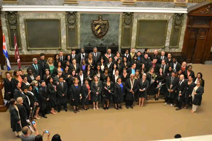 Un día como hoy en el que celebramos el día internacional de las juezas, destaco, con orgullo, que en el Sistema de Tribunales Cubano las juezas son mayoría y con su presencia enaltecen la impartición de justicia. Por ello mis felicitaciones a todas las mujeres juezas cubanas.