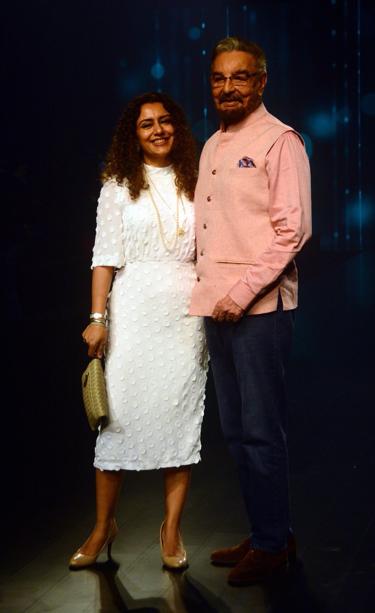 middaygujarati's tweet photo. Kabir Bedi and his wife Parveen Dusanj snapped at the Lakme Fashion Week x FDCI 2023 day 02
Photos @satejss
@iKabirBedi @parveendusanj
#KabirBedi #ParveenDusanj #LakmeFashionWeek #LakmeFashionWeek2023 #LFWDay2 #LFW #fashion #FashionWeek #FDCI
https://t.co/uHbvGZd6h1 https://t.co/vpQzoQTgz5