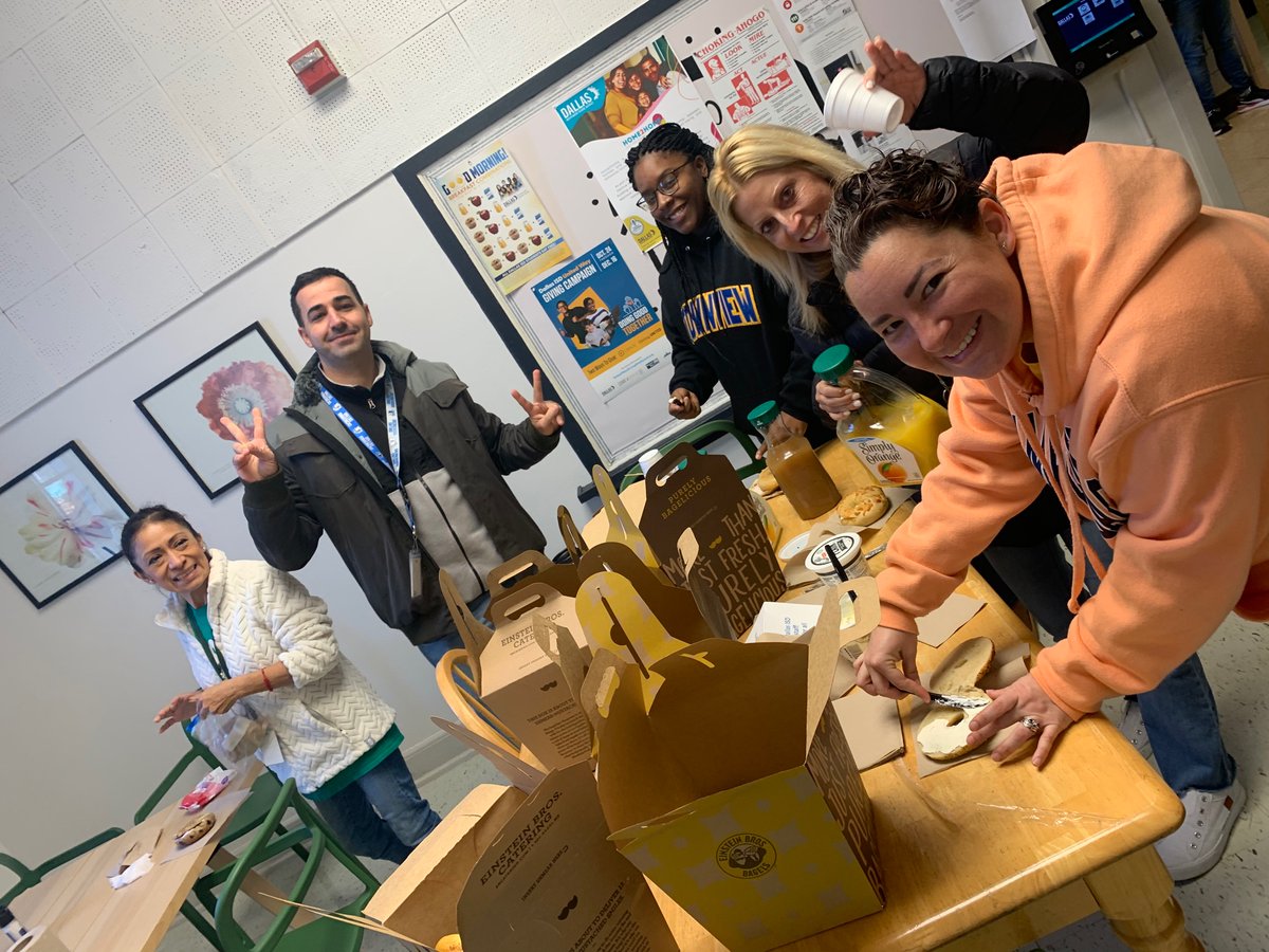 PrestonHollowES's tweet photo. Thank you, @unitedtolearn , for this great Friday treat as we start our Friday before Spring Break 2023! We are grateful for yβall ! βοΈπ₯― #U2LLovesDallasISD #PHEInspired https://t.co/tOdwKorhBw