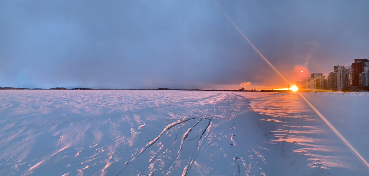 End to an effective project meeting in Västerås. Thank you <a href="/AlstomNordics/">Alstom Nordics</a> and <a href="/malardalen_uni/">Mälardalens universitet</a> for hosting us, and thank you Västerås for giving us this nice sunset in a frozen lake!