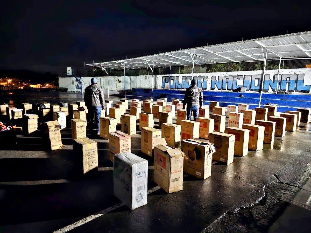 FiscaliaEcuador's tweet photo. #ATENCIÓN | #Carchi: #FiscalíaEc y @PoliciaEcuador ejecutaron un allanamiento –este 7 de marzo– en #Tulcán, en el que se incautaron 770.000 cigarrillos de contrabando –valorados en 200.000 dólares, aproximadamente–, que eran transportados por 7 ciudadanos. #FiscalíaContraElDelito https://t.co/1DYB8u427w