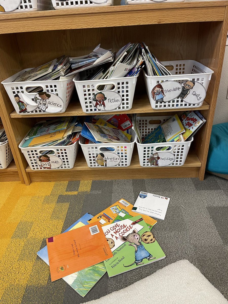 clarksonfirst's tweet image. Problem: our classroom library was not organzied and our buckets were overflowing. ❌
Solution: reorganize our library bins &amp;amp; create a poster teaching how to keep it clean!📚✨ #vaughnspringtraining #classroomlibrary #innovative @VaughnElemFISD